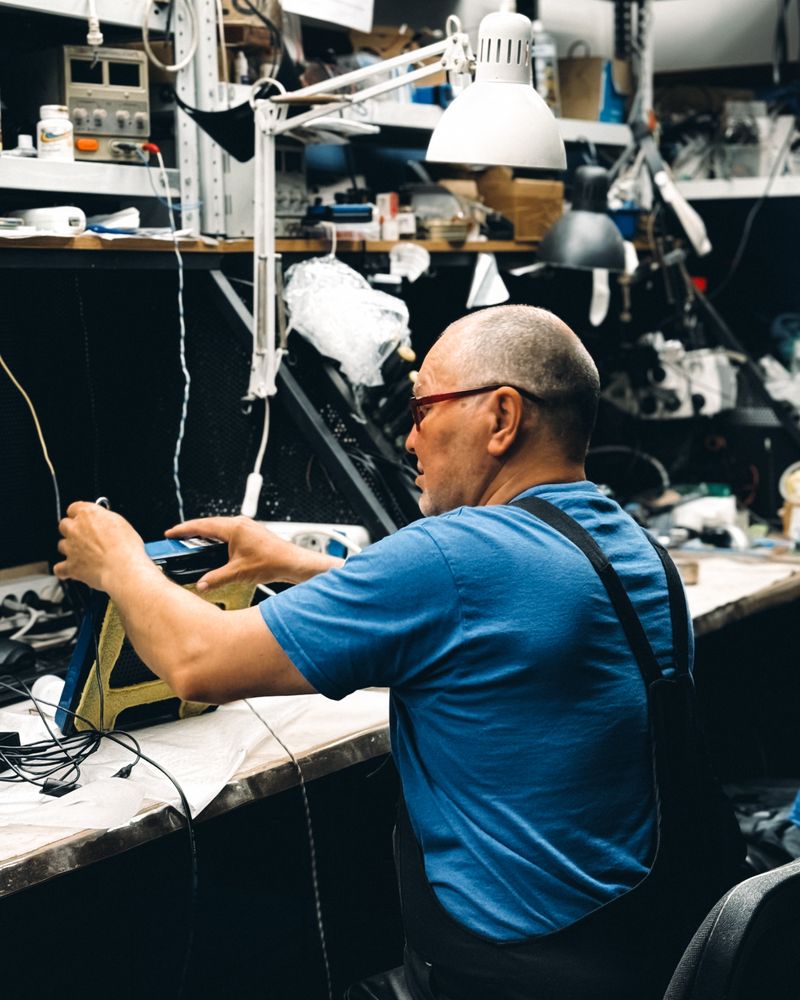 Techniker repariert ein Haushaltsgerät an der Werkbank.